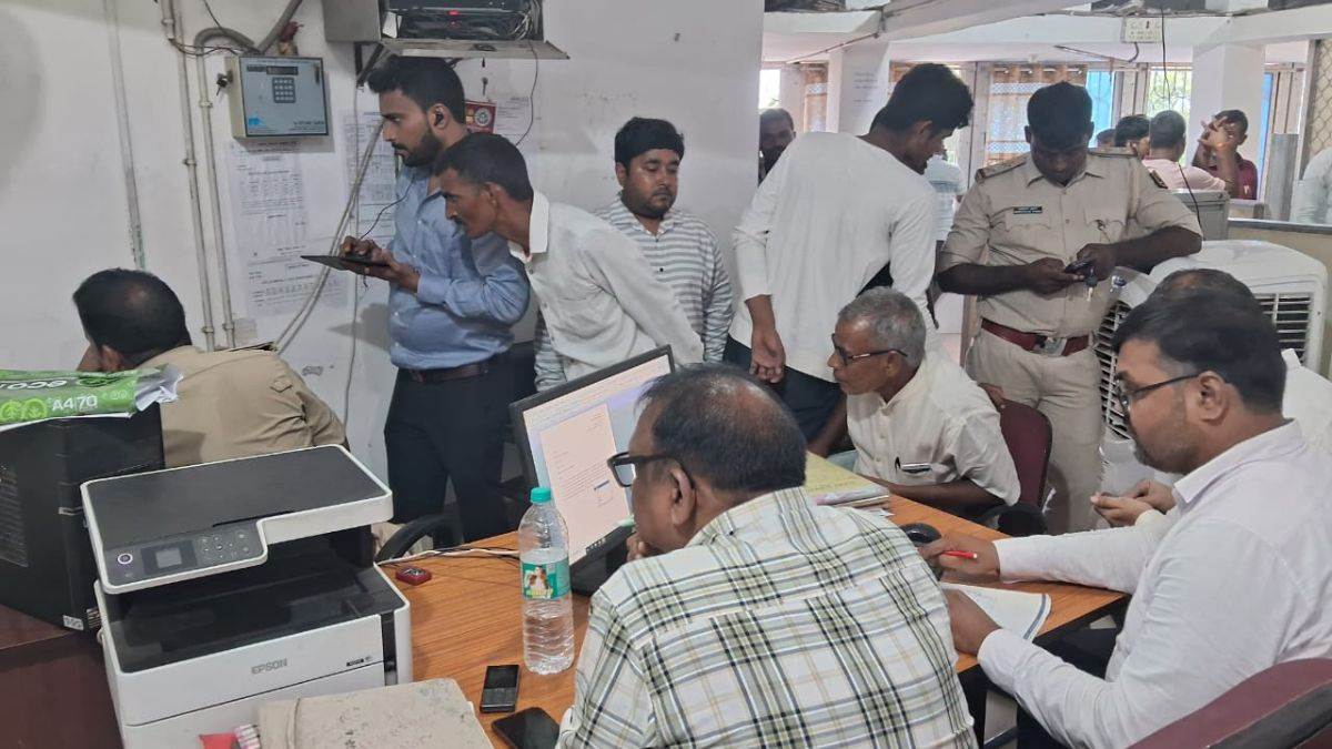 https://www.jagranimages.com/images/newimg/20092025/20_09_2025-bank_loot__24054016.jpg