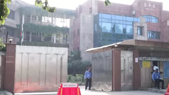 दिल्ली के दो स्कूलों को बम से उड़ाने की धमकी मिली। वीडियो ग्रैब