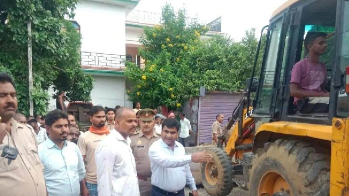 https://www.jagranimages.com/images/newimg/20092025/20_09_2025-bulldozer_action_2_24053824.jpg