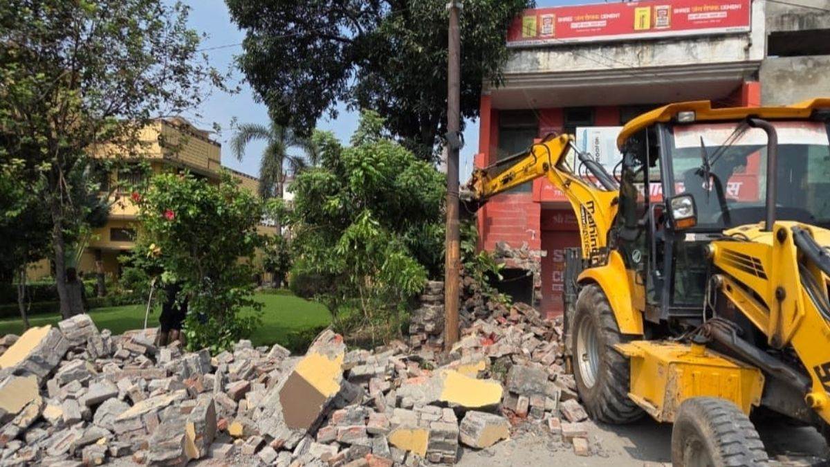 https://www.jagranimages.com/images/newimg/20092025/20_09_2025-bulldozer_action_rampur_24053554.jpg