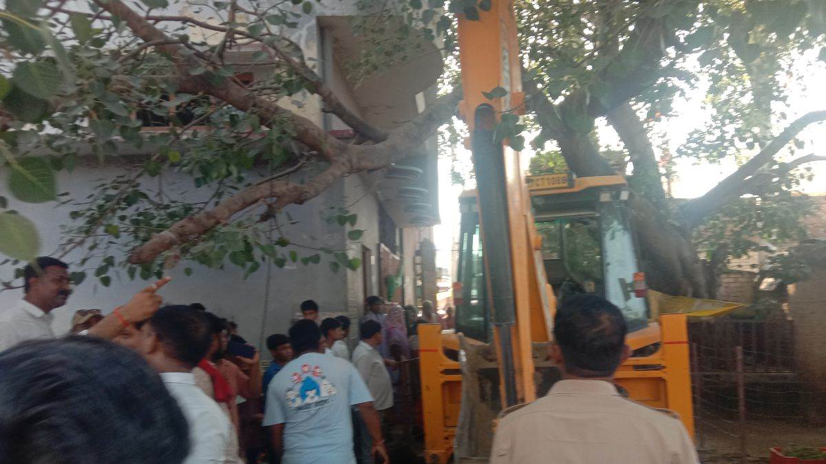 https://www.jagranimages.com/images/newimg/20092025/20_09_2025-bulldozer_action_up_24054404.jpg