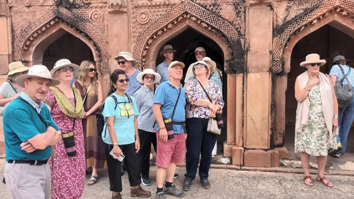 शाही क्रूज की सवारी कर चुनार पहुंचे सैलानियों ने सुनी चुनार की ऐतिहासिक दास्तान