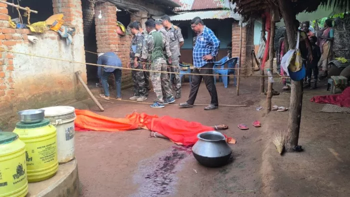 हत्या के बाद शनिवार की सुबह घटनास्थल पर छानबीन करती पुलिस। फोटो जागरण