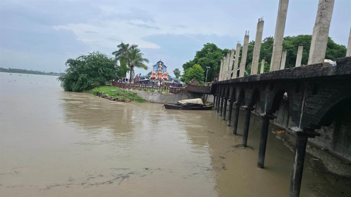 https://www.jagranimages.com/images/newimg/20092025/20_09_2025-flood1_24054121.jpg
