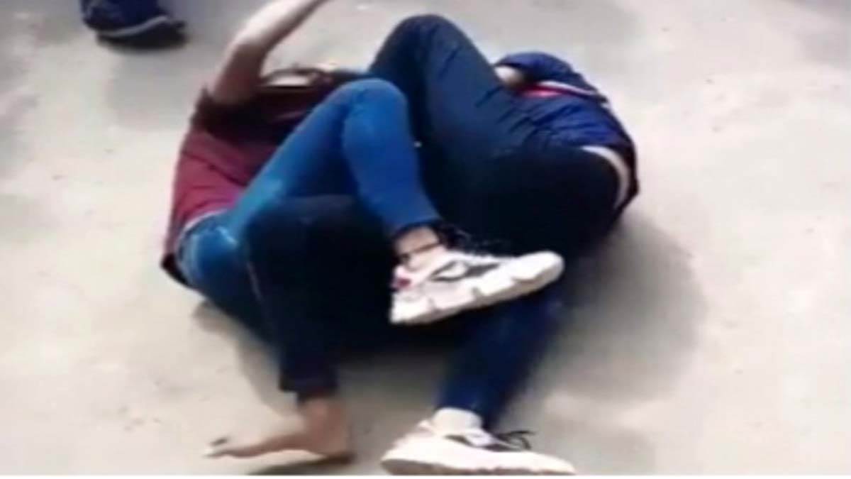 https://www.jagranimages.com/images/newimg/20092025/20_09_2025-girls_fight_24054423_23527835.jpg