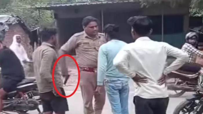 पुलिस का कहना है कि पिस्टल सटाने की बात गलत है, मारपीट हुई थी।