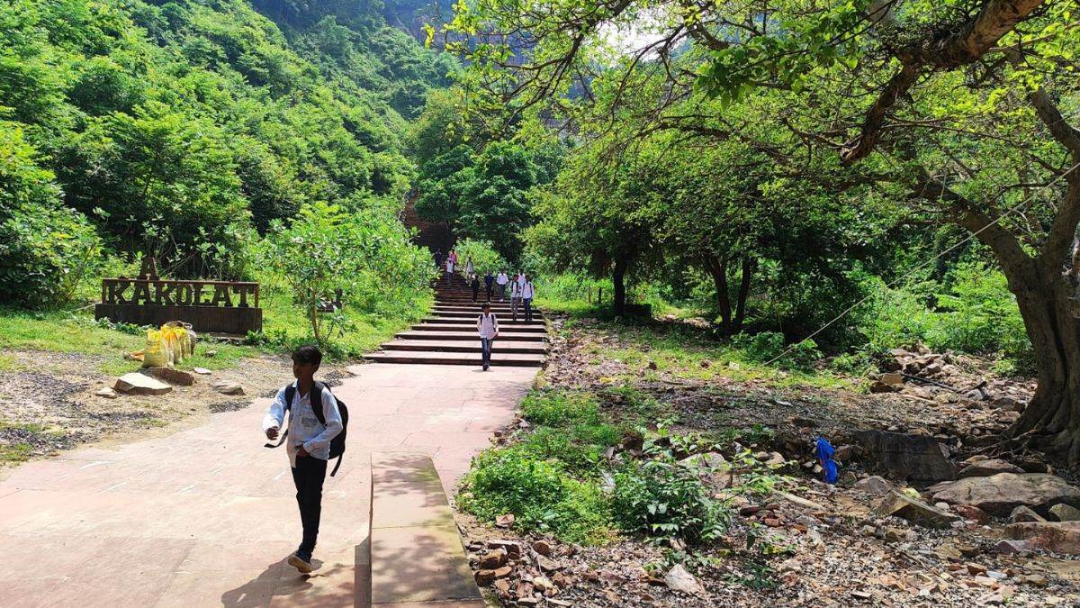 https://www.jagranimages.com/images/newimg/20092025/20_09_2025-kakolat_waterfall_24054026.jpg
