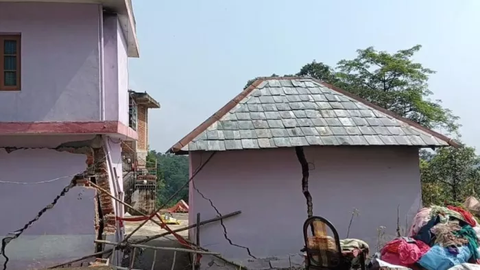 थुरल के गडरेड़ गांव में जमीन धंसने से मकान में पड़ी दरारें। जागरण