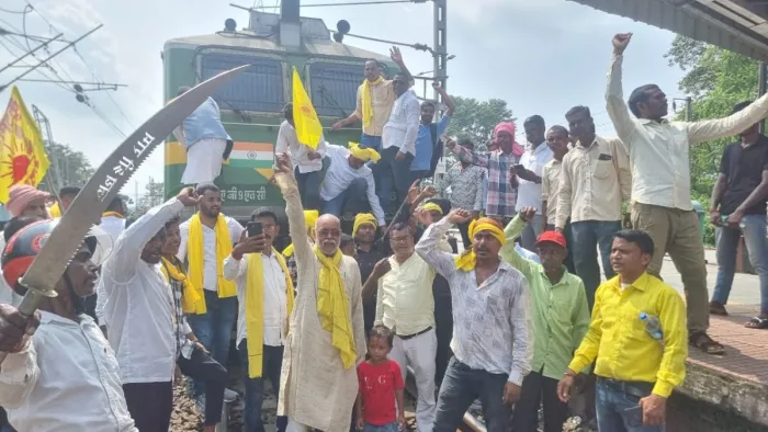 कुड़मी समाज का पारसनाथ स्टेशन पर प्रदर्शन। फोटो जागरण