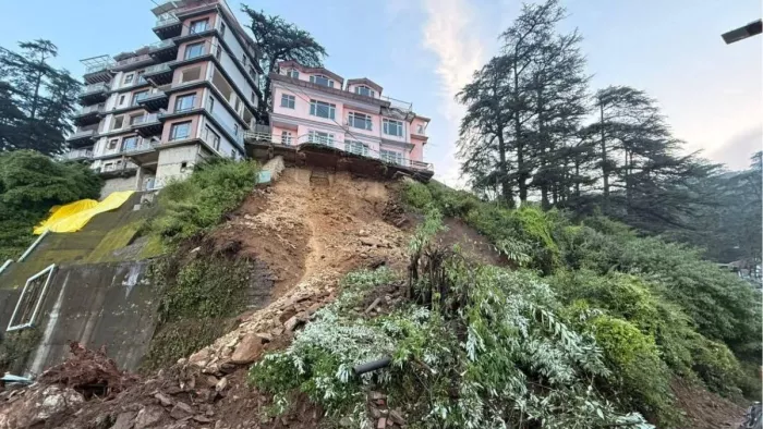 शिमला के हिमलैंड में हुए भूस्खलन से खतरे की जद में आया बहुमंजिला भवन। जागरण