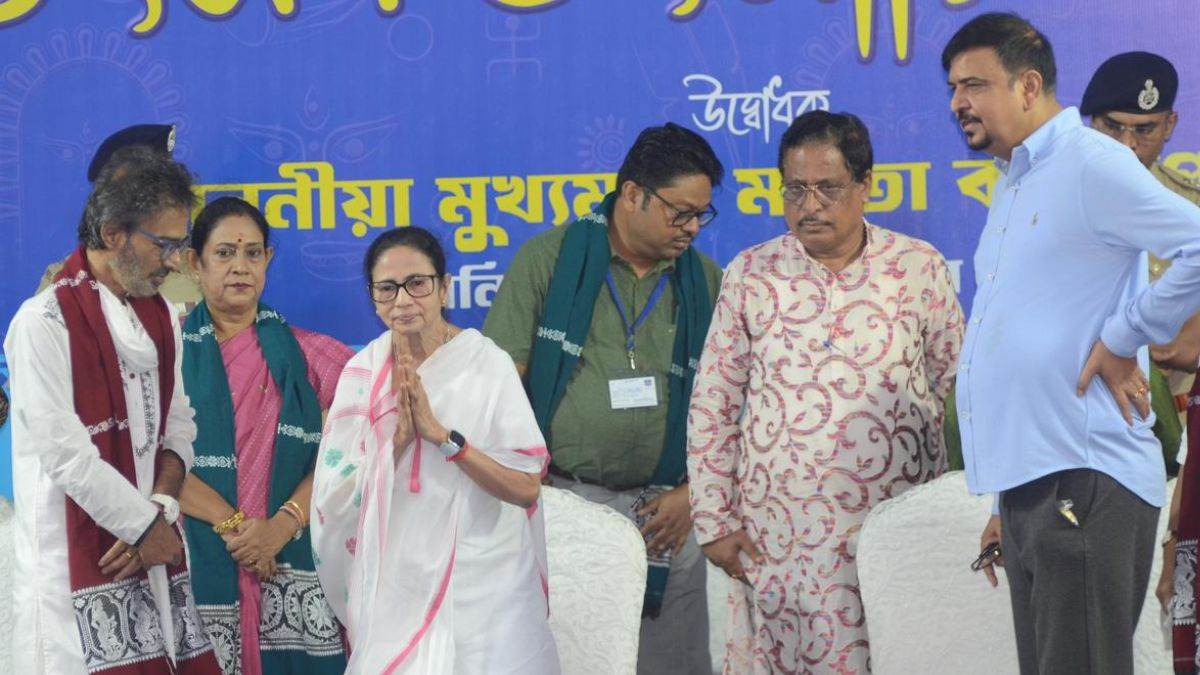 https://www.jagranimages.com/images/newimg/20092025/20_09_2025-mamata_banerjee_durga_pandal_inauguration_24054342.jpg
