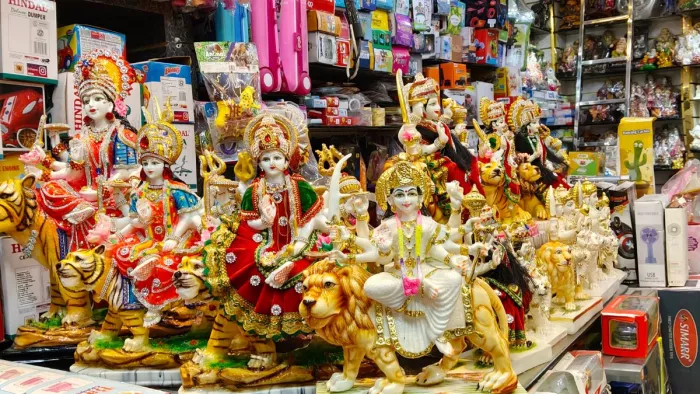 नवरात्र में माता पहनेंगी मथुरा, वृंदावन और दिल्ली में बनीं पोशाकें।