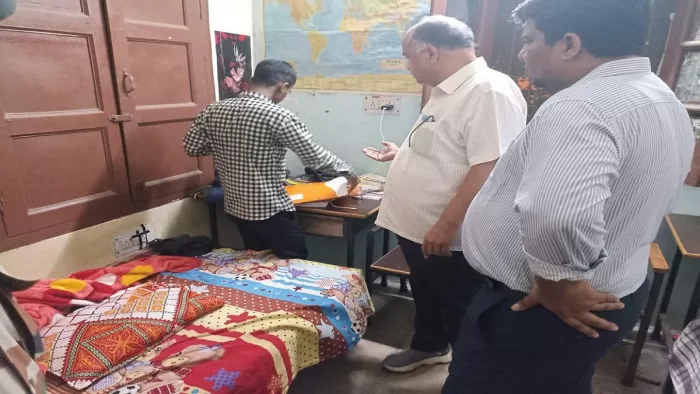 इलाहाबाद विश्वविद्यालय के पीसीबी छात्रावास में रैगिंग की शिकायत पर जांच-पड़ताल करते अधिकारी। सौ.विश्वविद्यालय