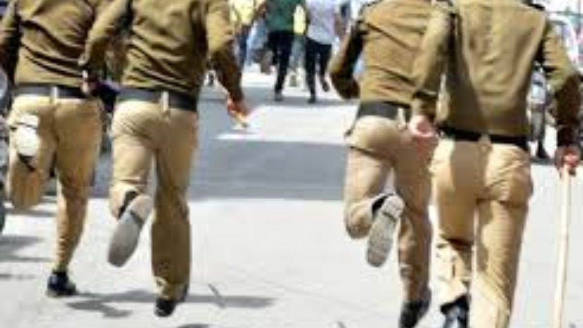 https://www.jagranimages.com/images/newimg/20092025/20_09_2025-police_team_par_patharav_24054117.jpg