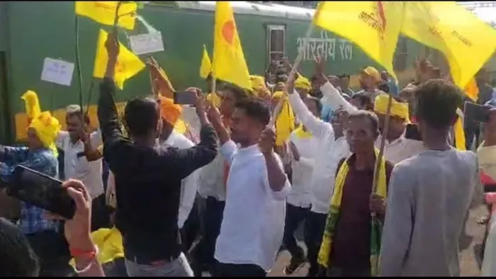कुड़मी समाज के आंदोलन ने रोके ट्रेनों के पहिए