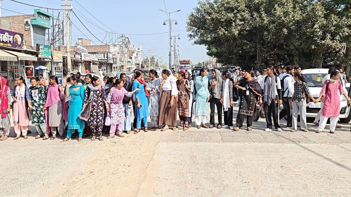 https://www.jagranimages.com/images/newimg/20092025/20_09_2025-students_ruckus_24054049.jpg