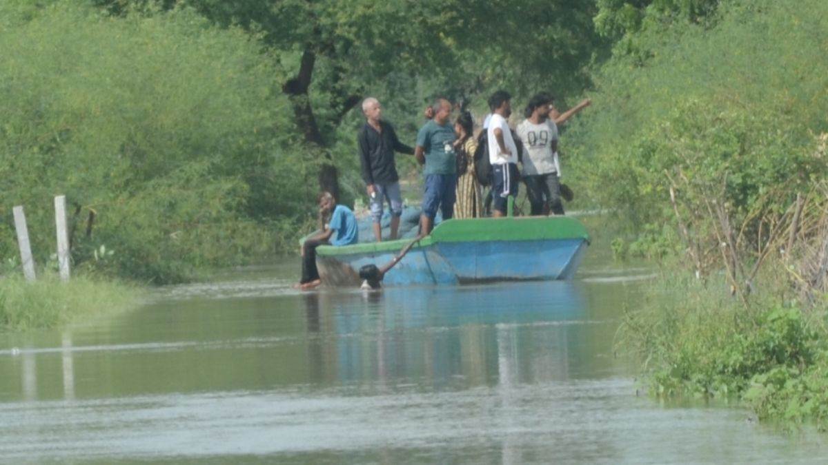 https://www.jagranimages.com/images/newimg/20092025/20_09_2025-tanora_village_24053546.jpg