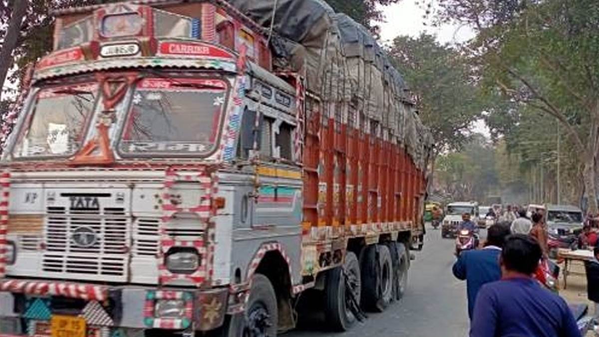 https://www.jagranimages.com/images/newimg/20092025/20_09_2025-truck_24053660.jpg