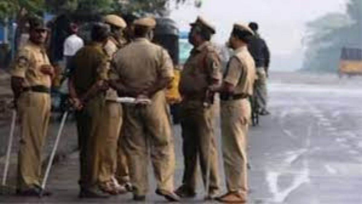 https://www.jagranimages.com/images/newimg/20092025/20_09_2025-up_police_chapamari_24054012.jpg