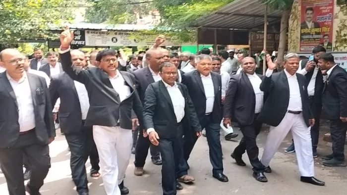 वकीलों ने पुलिस के खिलाफ कड़ी कार्रवाई तक आंदोलन जारी रखने का फैसला किया है।