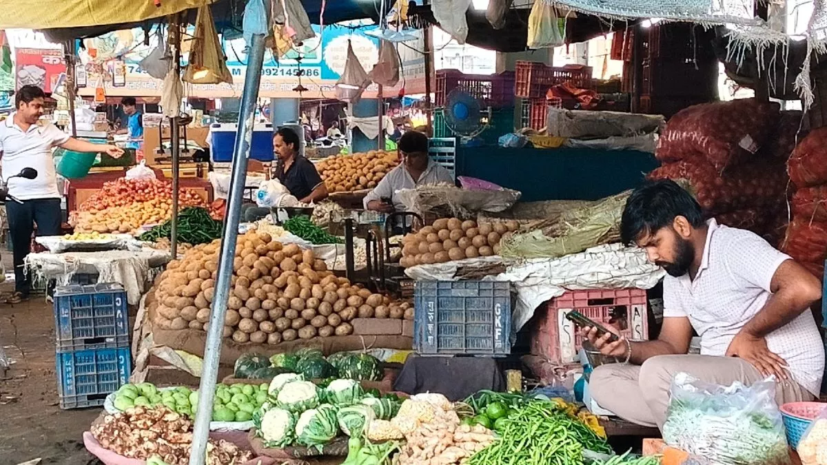 बाढ़ के बाद सब्जियों की कीमतों में गिरावट से उपभोक्ताओं को राहत, गोभी और बैंगन हुए सस्ते