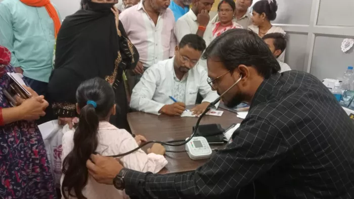 वायरल इंफेक्शन की चपेट में आ रहे लोग। जागरण