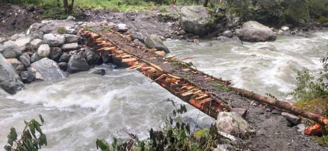 कच्चा पुल बहने से तीन दिन से फंसे तीन गांवों के 1300 लोग