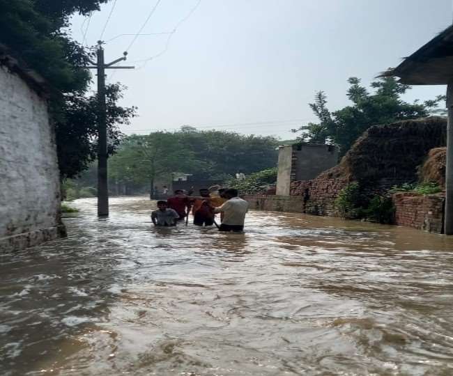 बरेली में बाढ़ से बिगडे़ हालात, डूबी पुलिस चौकी, सड़क से दो फुट ऊपर बह रहा पानी