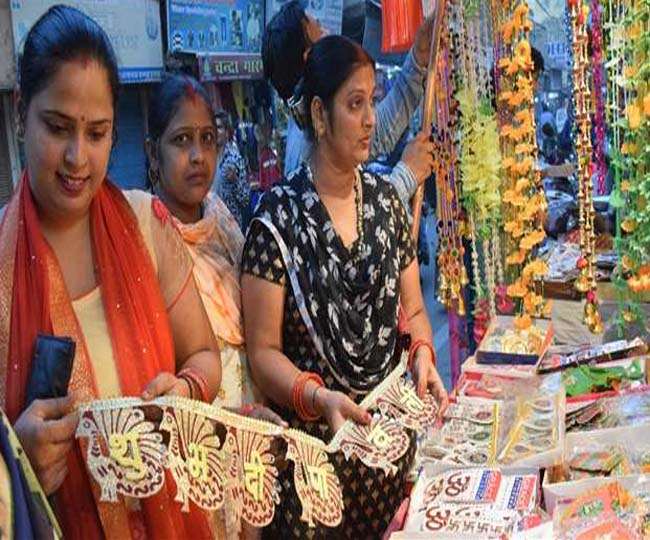 दीपावली के लिए खरीदारी करती महिलाएं ( फाइल फोटो)।