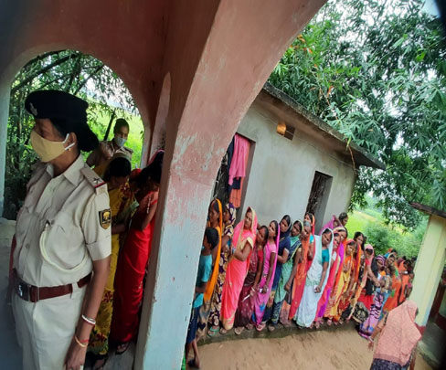 Gaya Panchayat Mukhia Chunav 2021: गया के गुरुआ प्रखंड मतदान के लिए कतार में खड़ी महिलाएं। जागरण