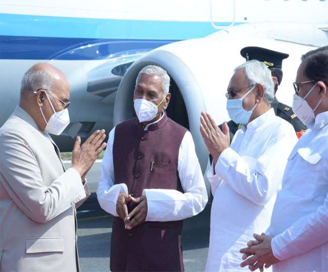 पटना एयरपोर्ट पर राष्‍ट्रपति राम नाथ कोविंद का स्‍वागत करते राज्‍यपाल फागू चौहान एवं मुख्‍यमंत्री नीतीश कुमार। तस्‍वीर: जागरण।