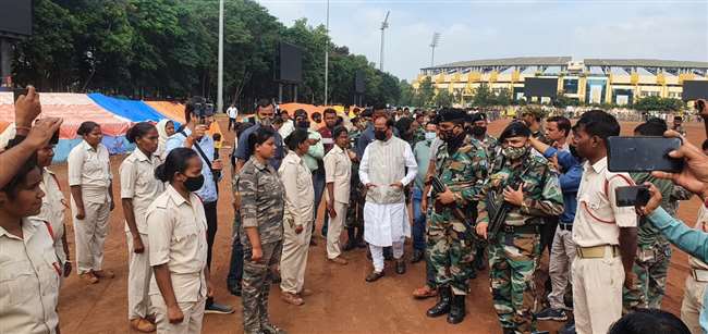 पूर्व मुख्यमंत्री एवं भाजपा के राष्ट्रीय उपाध्यक्ष रघुवर दास ने सहायक पुलिसकर्मियों से मुलाकात की।