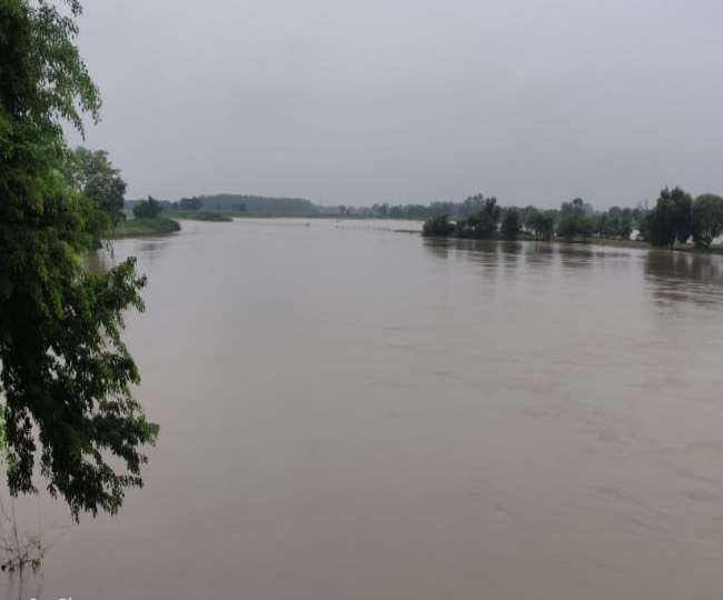 गोरखपुर में प्रशासन ने बाढ़ का अलर्ट जारी क‍िया है।