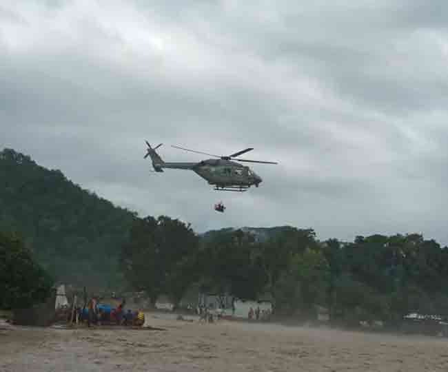 रामनगर के सुंदरखाल गांव में कोसी की बाढ़ में फंसे ग्रामीणों को रेस्क्यू कर सुरक्षित जगह पर ले जाता हेलीकाप्टर।