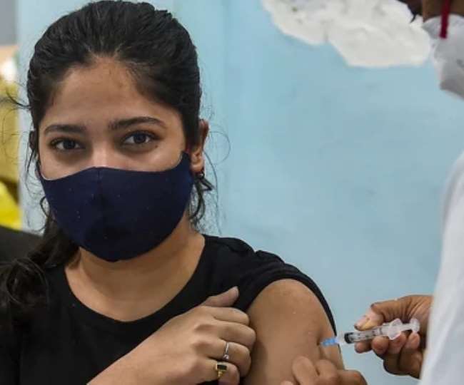भारत कोरोना के खिलाफ जारी टीकाकरण अभियान में इतिहास रचने के कगार पर पहुंच गया है।