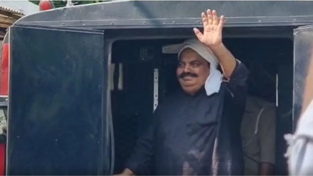 Atique Ahmad: लखनऊ पेशी पर आया माफिया अतीक अहमद, बोला सीएम योगी आदित्यनाथ बहादुर और ईमानदार मुख्यमंत्री - Mafia Atique In Court for Raj Pal Murder Case Mafia says CM Yogi Adityanath