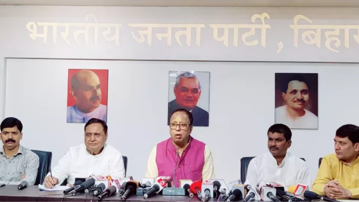 प्रेस वार्ता को संबोधित करते बिहार भाजपा अध्यक्ष डा. संजय जायसवाल व साथ में अन्य।
