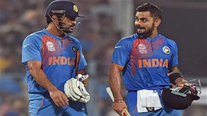 भारत के पूर्व क्रिकेटर एमएस धौनी और भारत के पूर्व कप्तान विराट कोहली की फाइल फोटो।