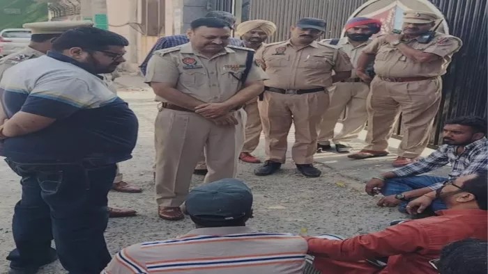 लुधियाना में पुलिस डीएवी स्कूल के बाहर बच्ची के अभिभावक एकत्रित हुए।