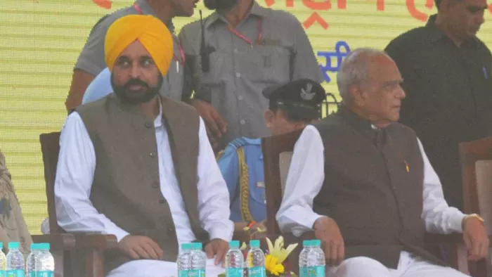 AAP Vs Governor: पंजाब में सरकार और राज्यपाल आमने-सामने। (फाइल फाेटाे)