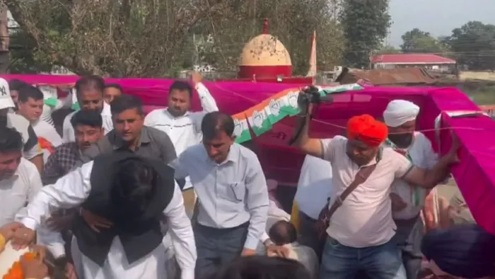 हिमाचल प्रदेश में कांग्रेस के वरिष्ठ नेता मुकेश अग्निहोत्री की जनसभा के दौरान उनका मंच ही टूट गया।