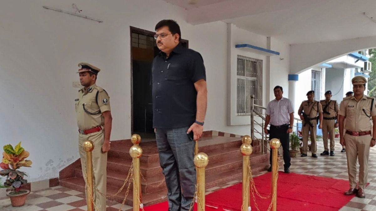 सर्किट हाउस में गार्ड आफ आनर लेते नैयर हसनैन खान। फोटो जागरण