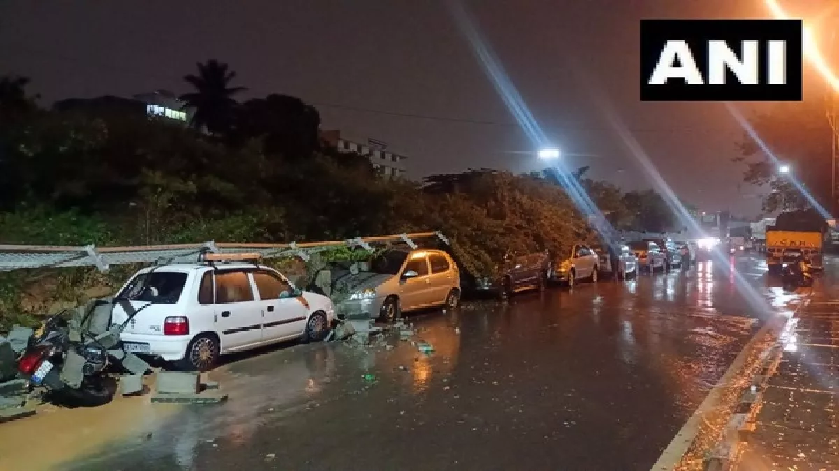 बारिश के कारण दीवार ढहने से चार वाहन क्षतिग्रस्त