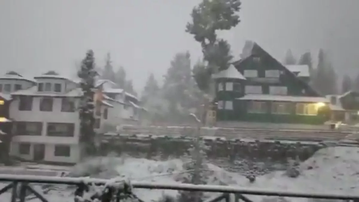 Snowfall in Kashmir : कश्मीर में मौसम की पहली बर्फबारी, गुलमर्ग समेत ऊंचाई वाले इलाकों में बर्फ से ढके पहाड़