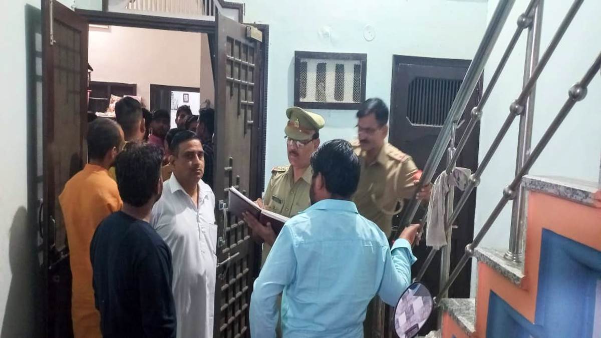 badaun news ten lakh theft in the house of rss district physical chief in badaun