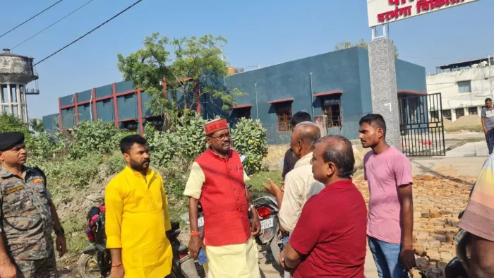 पोस्टमार्टम दौरान स्वजन को ढाढ़स बढ़ाते हायाघाट विधायक रामचंद्र प्रसाद