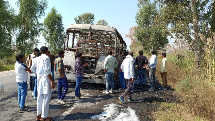 दिल्ली जा रही बस में लगी भीषण आग।