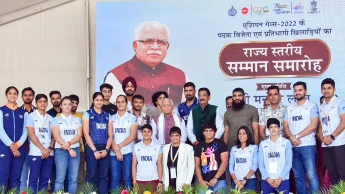 एशियाई गेम्स में सफलता के बाद खिलाड़ियों को सम्मानित करते सीएम मनोहर लाल।