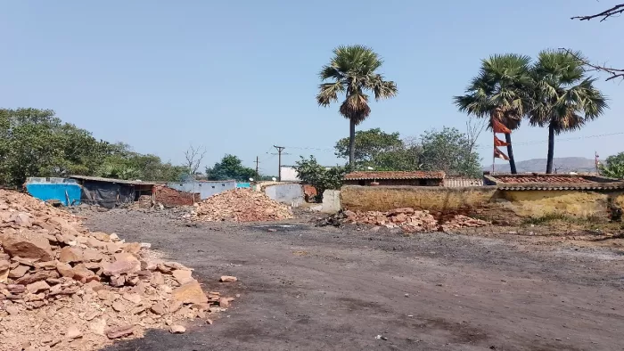 जोगता बस्ती में रह रहे भयभीत लोग पुनर्वास व मुआवजा की कर रहे हैं मांग।