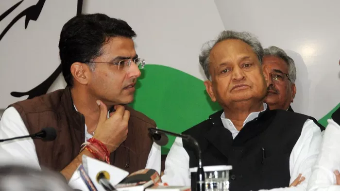 कांग्रेस नेता सचिन पायलट (बाएं) और मुख्यमंत्री अशोक गहलोत (दाएं) (फाइल फोटो)